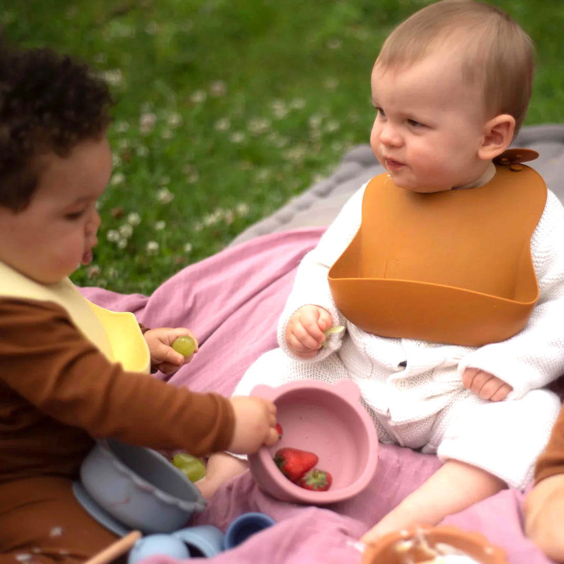 Bebé comiendo con babero silicona bolsillo delantero Caramelo | Chin Pum