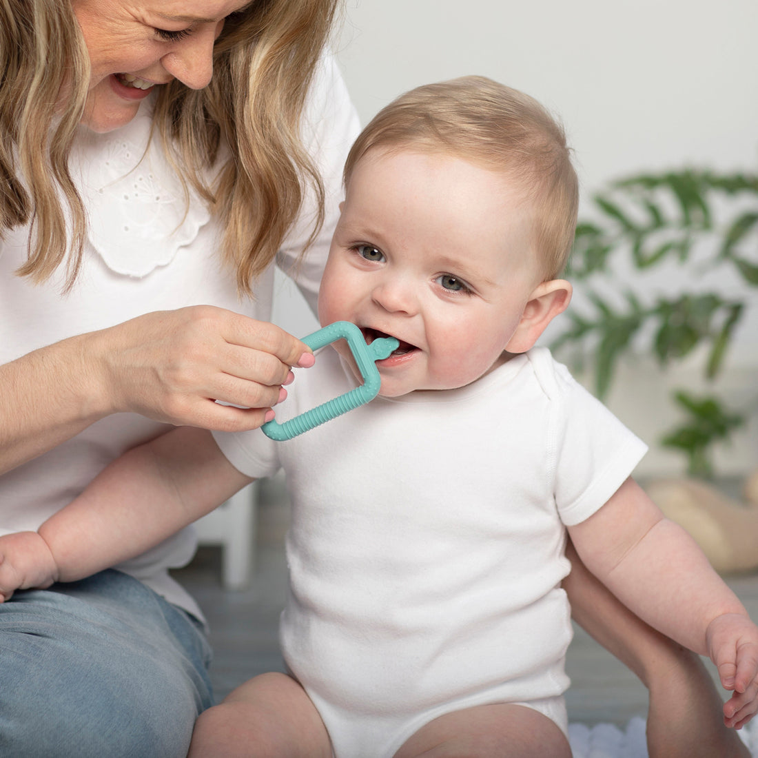 Bebé y mamá con cepillo dental Cheeky Chompers | Chin Pum