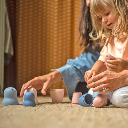 Madre e hija jugando con matrioska Silicona azul | Chin Pum