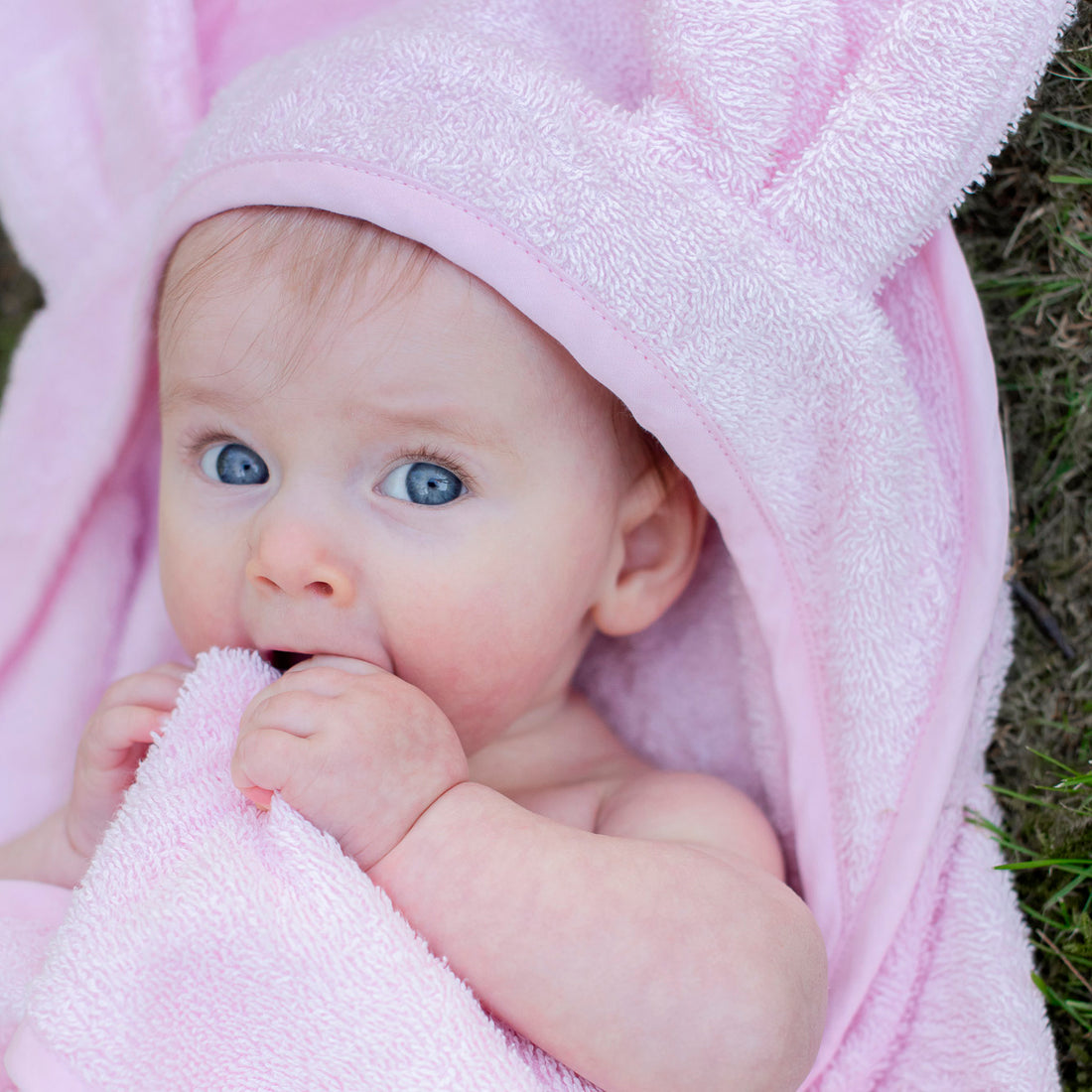 Bebé con toalla con capucha conejo rosa | ChinPum