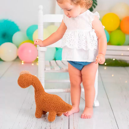 Niña jugando con peluche baby Dino marron Crochetts | Chin Pum