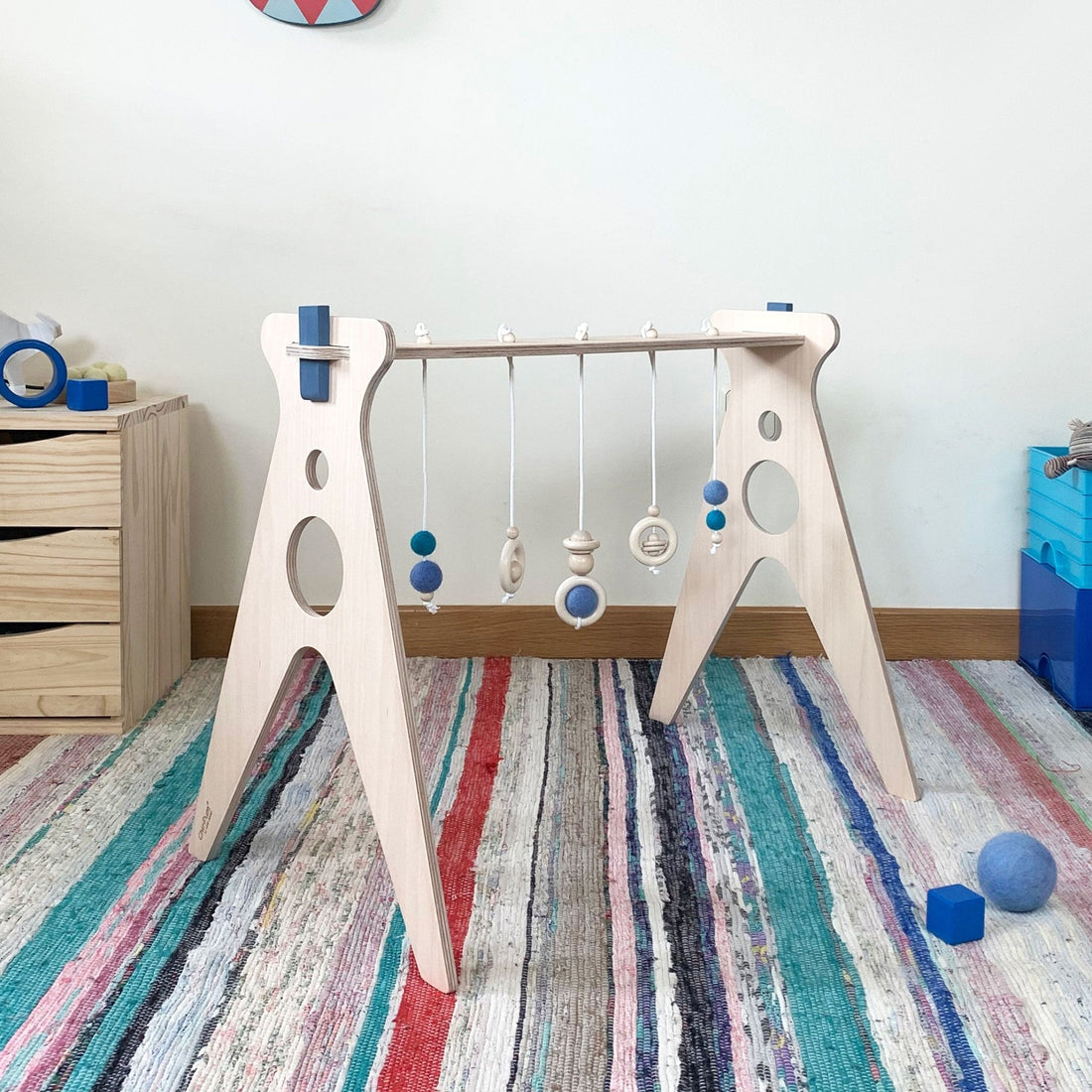 Gimnasio para bebés de madera con colgantes en color azul